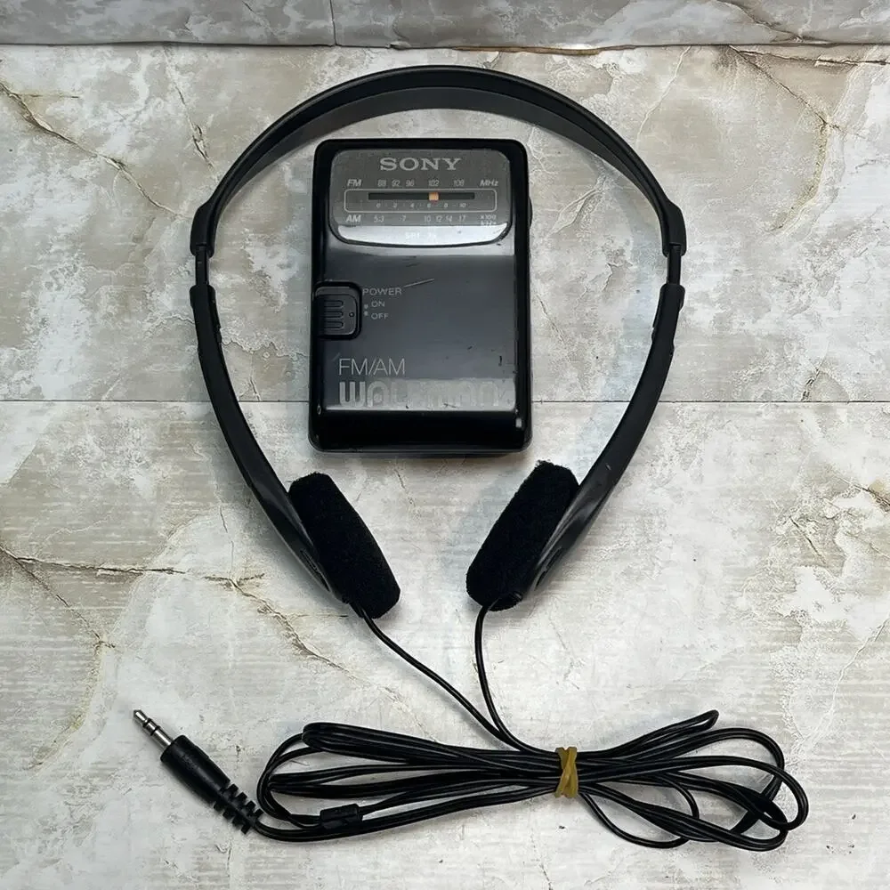 Sony SRF-39 FM/AM Walkman Portable Radio & Belt Clip W/Headphones TRH-2 Tested